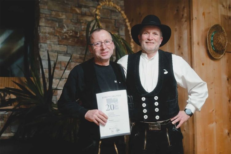 Christian Prosch und Mike David mit Urkunde zur 20-jährigen Betriebszugehörigkeit