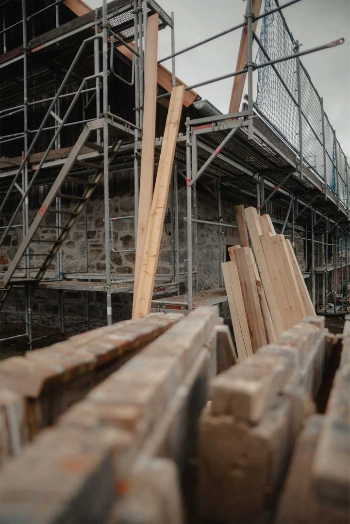 Holzbalken vor dem Pfarrstadel