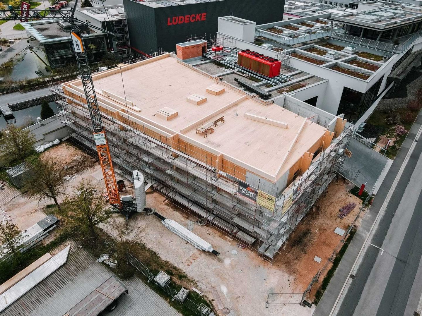 Hallenbau mit einer Kombination aus Beton und Holz