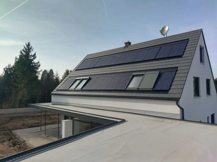 Dach mit Solarmodulen