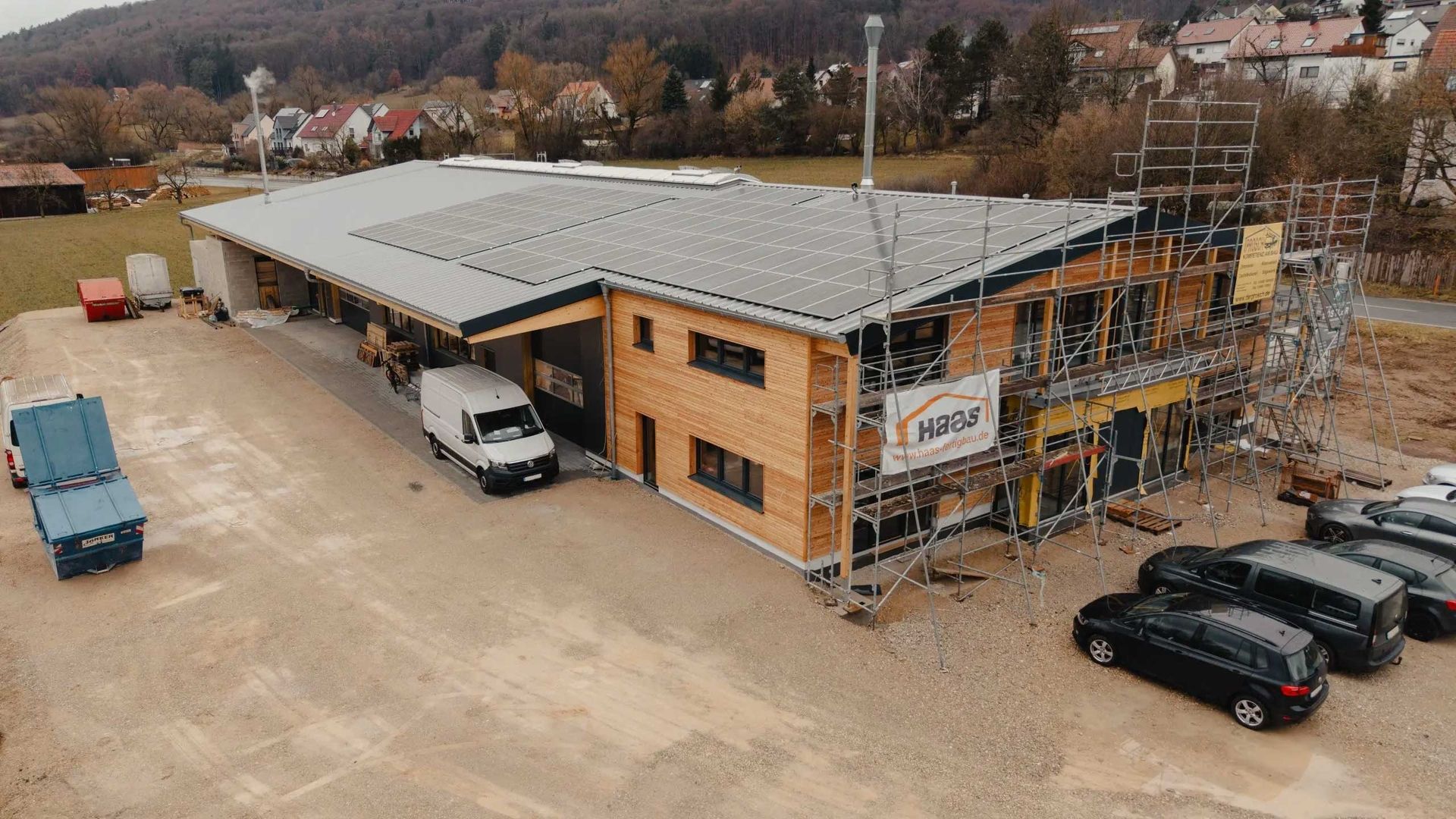 Schreinerwerkstatt mit Baugerüst von oben