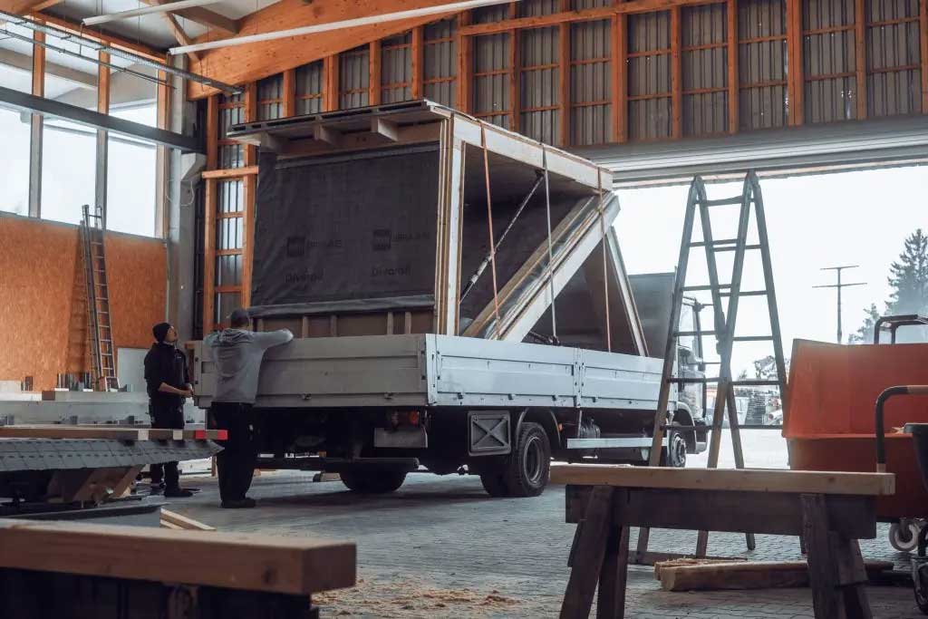 Bauteile werden verladen