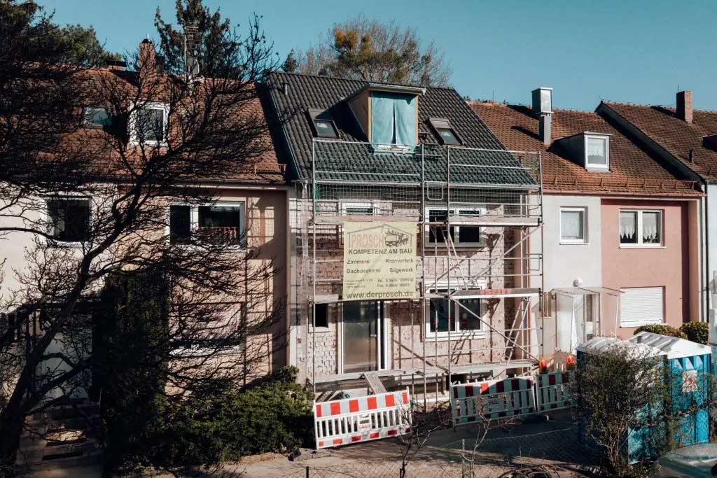Reihenhaus mit Baugerüst von vorne
